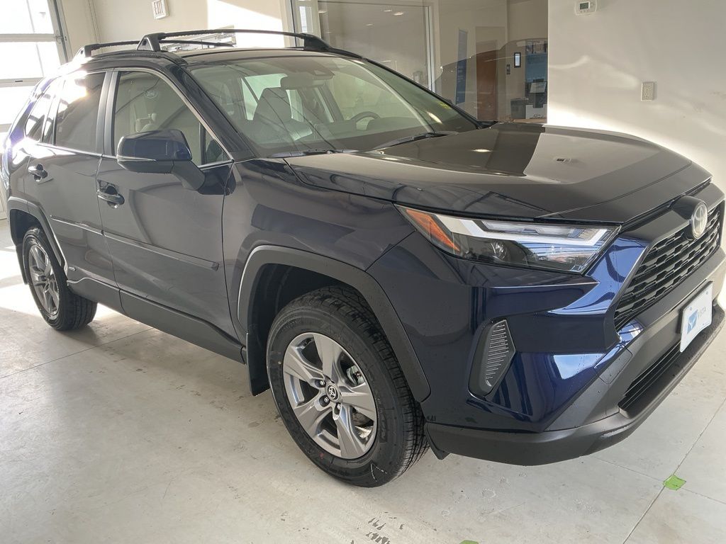 2025 Toyota RAV4 XLE's photo