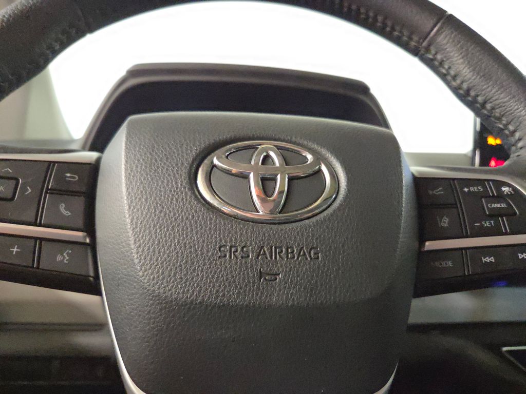 2023 Toyota Sienna XLE photo 21