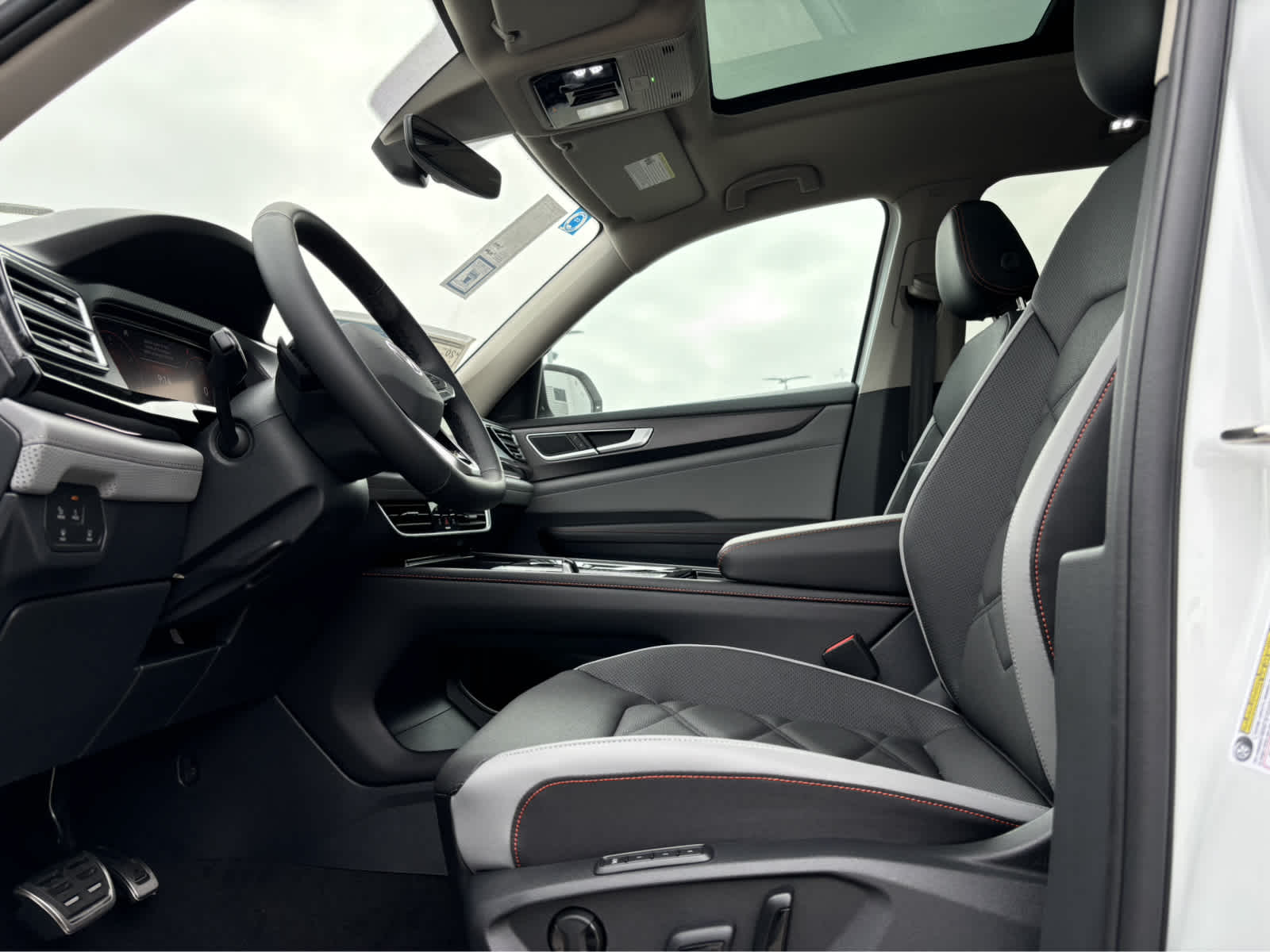 2024 Volkswagen Atlas Peak Edition SEL photo 9