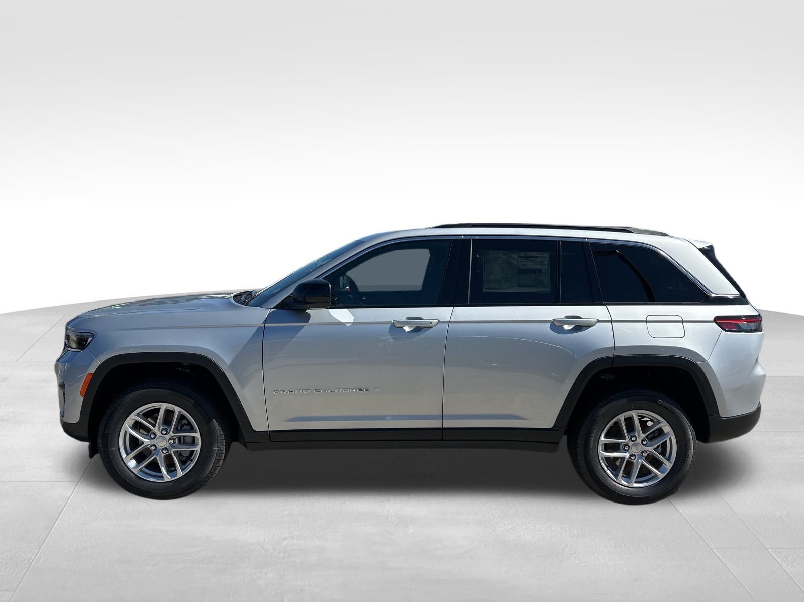 2025 Jeep Grand Cherokee Laredo photo 4