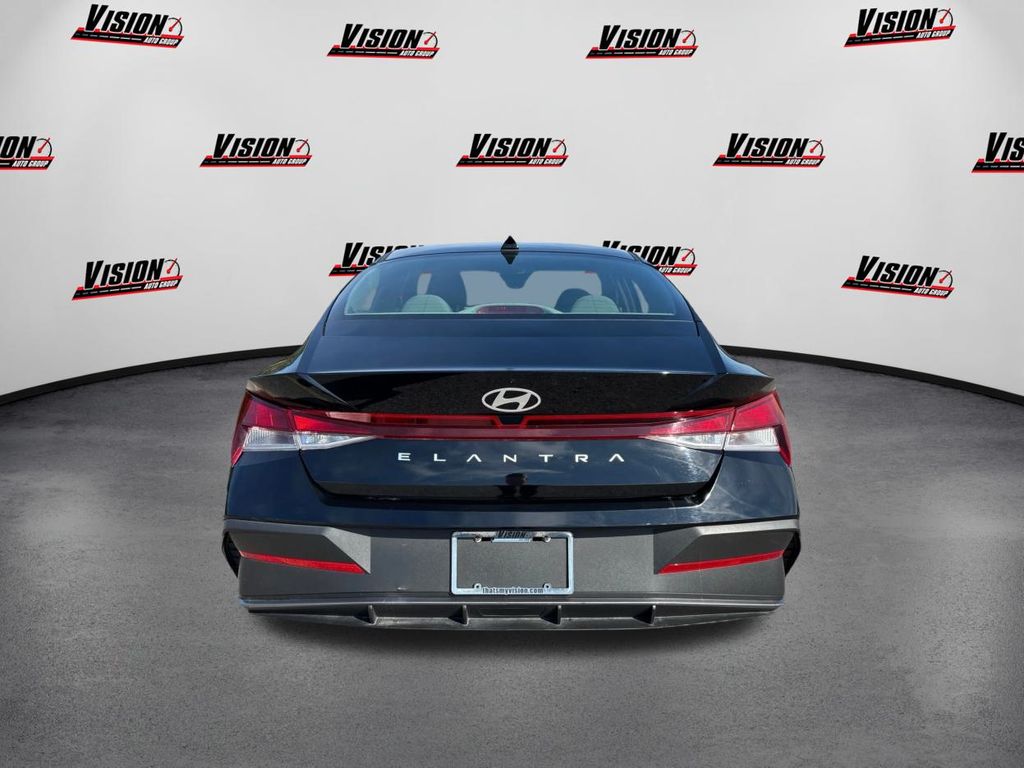 2024 Hyundai Elantra SE photo 6