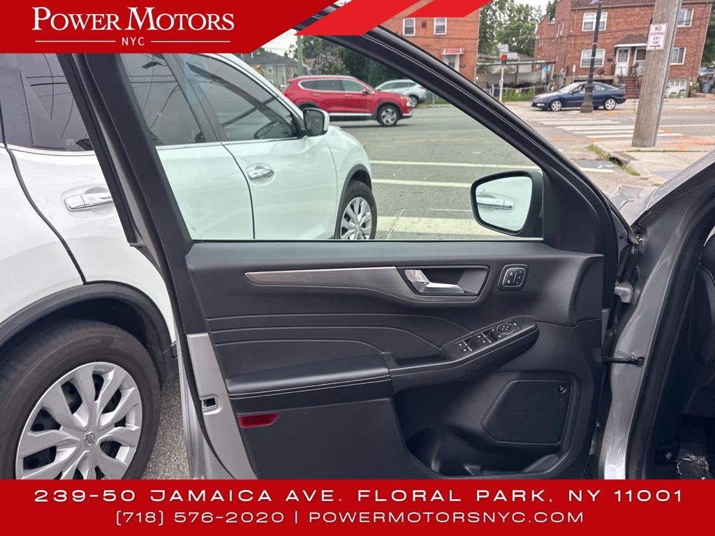 2021 Ford Escape Titanium photo 25