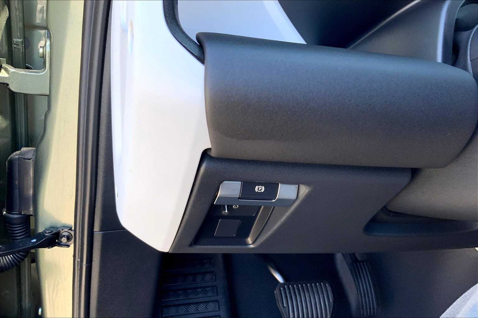 2025 Land Rover Defender 90 X-Dynamic SE photo 17