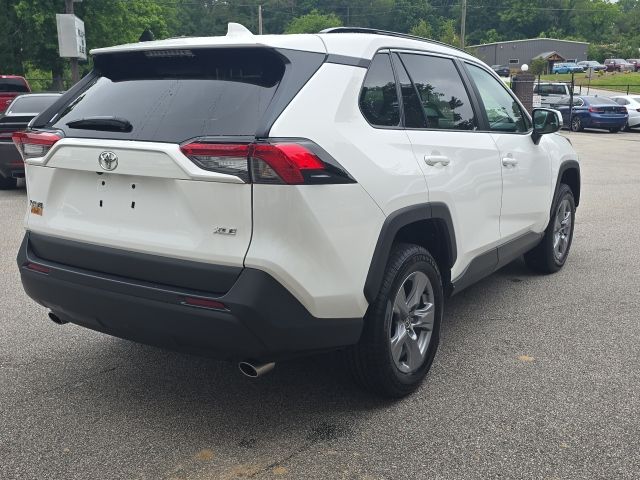 2022 Toyota RAV4 XLE photo 5