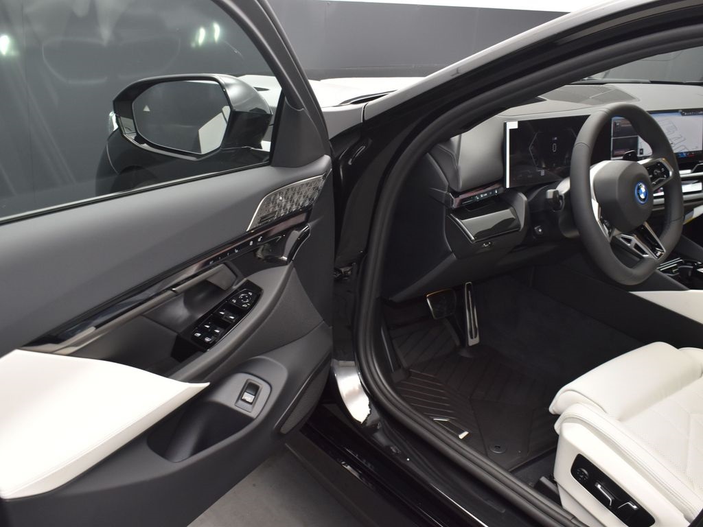 2026 Bmw 550e xDrive photo 11