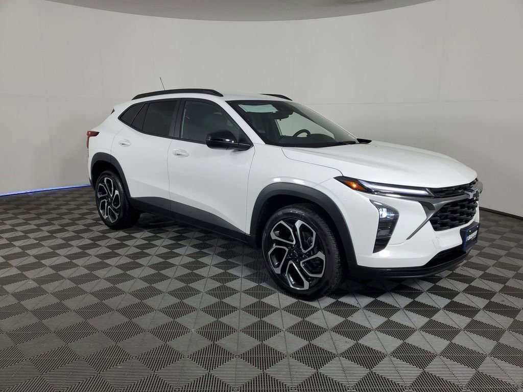 2025 Chevrolet Trax photo 2