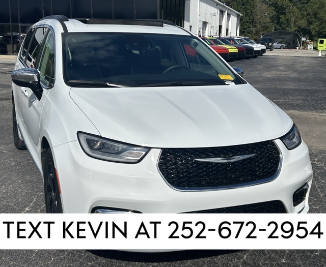 2023 Chrysler Pacifica Limited's photo