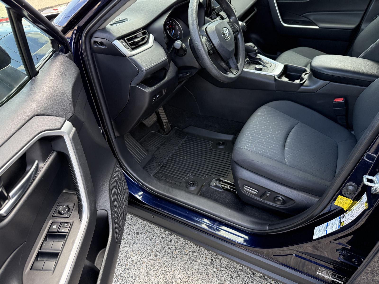 2021 Toyota RAV4 Hybrid XLE photo 14