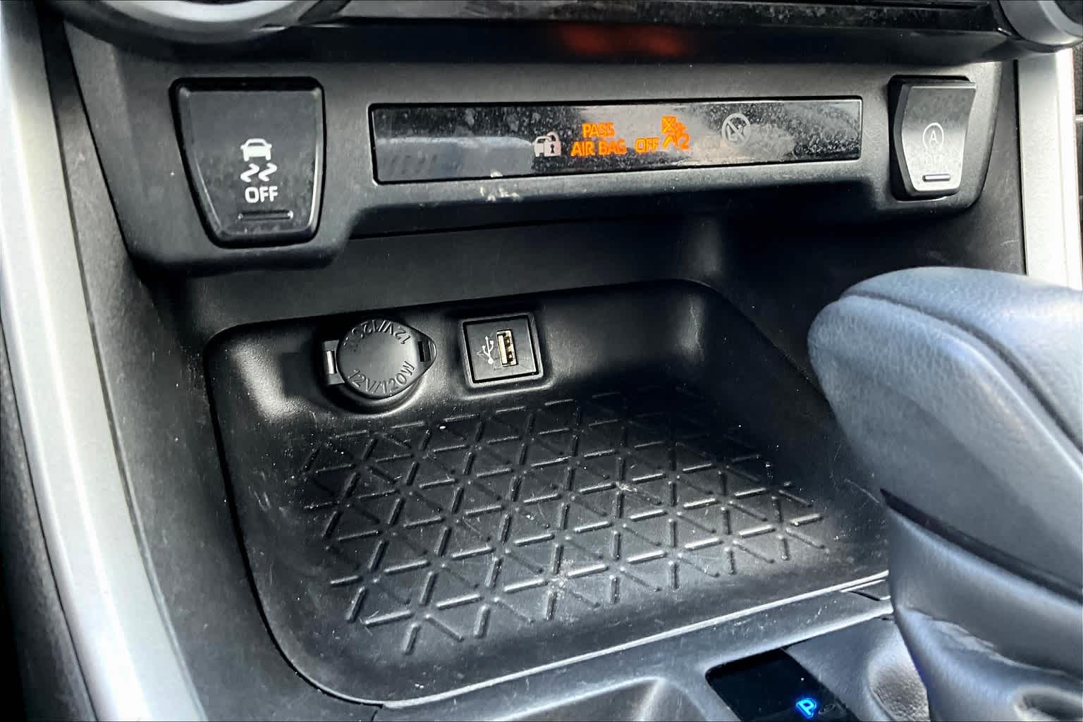 2023 Toyota RAV4 XLE photo 25