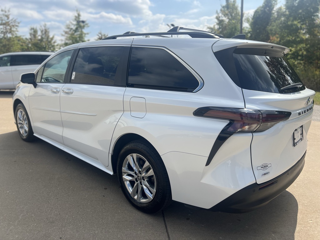 2024 Toyota Sienna XLE photo 3