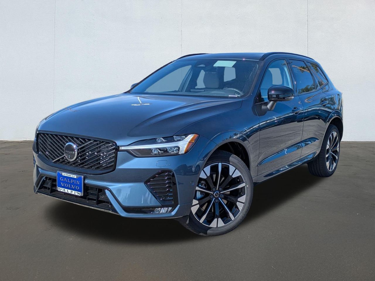 2026 Volvo XC60 Plus's photo