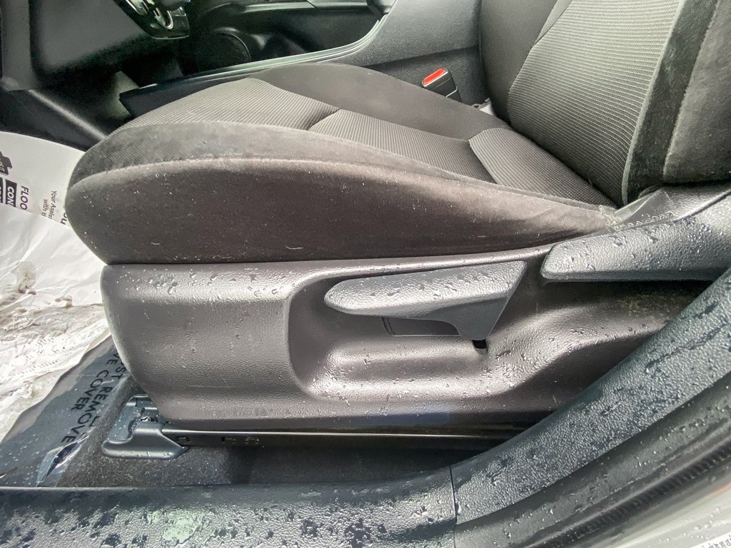 2022 Toyota Prius L photo 19