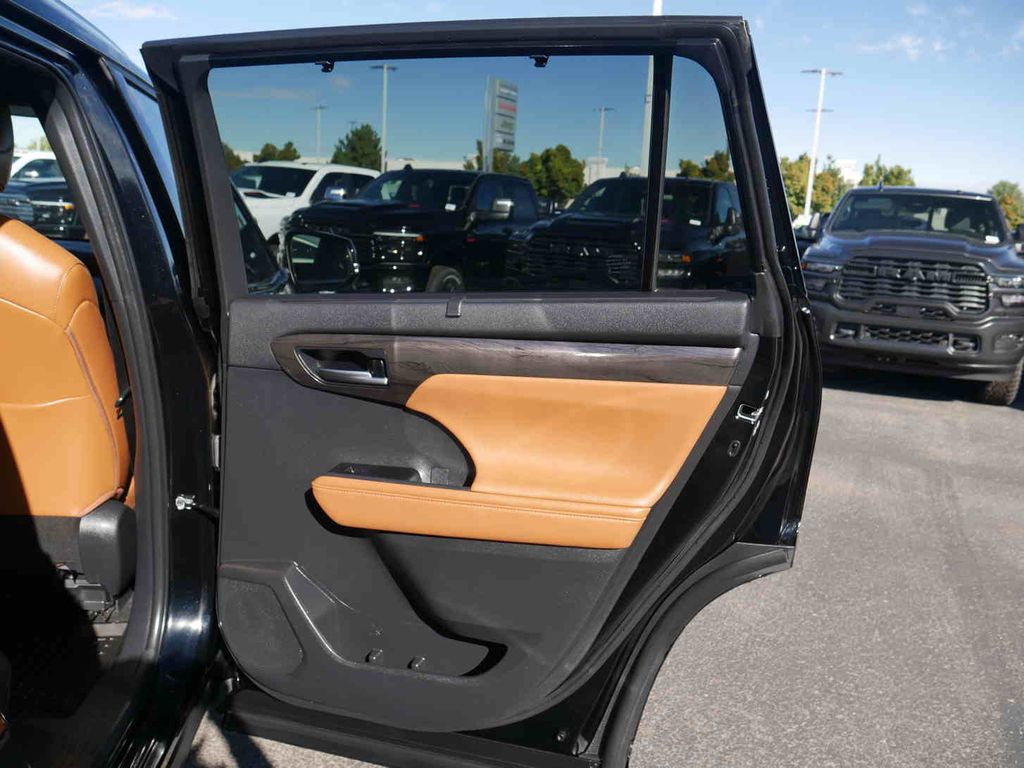2023 Toyota Highlander LE photo 21