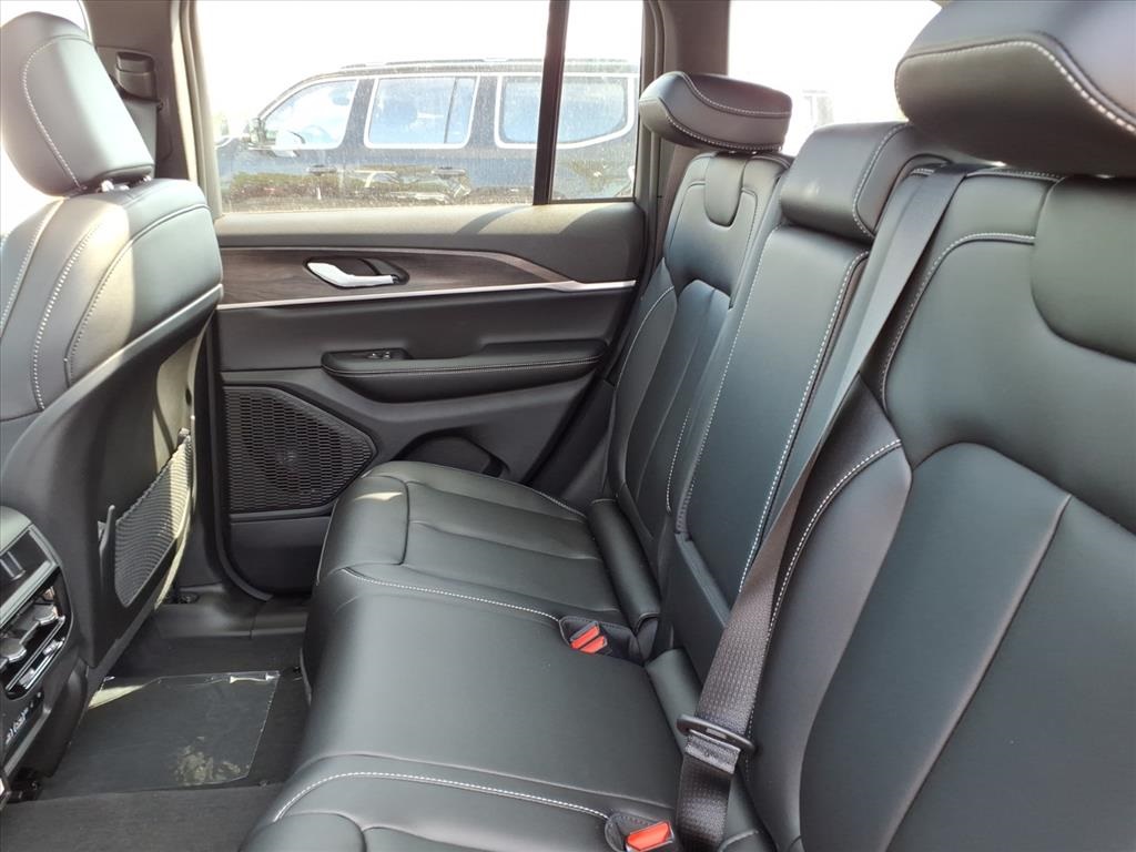 2025 Jeep Grand Cherokee Limited photo 9