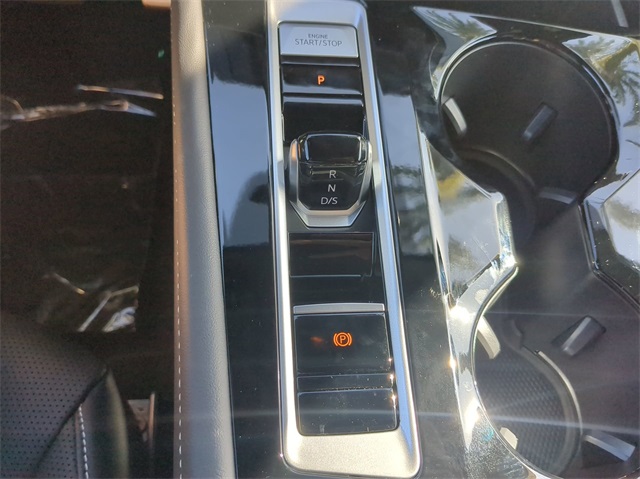 2025 Volkswagen Atlas Cross Sport SEL R-Line photo 18