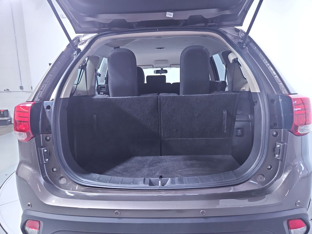 2017 Mitsubishi Outlander ES photo 18