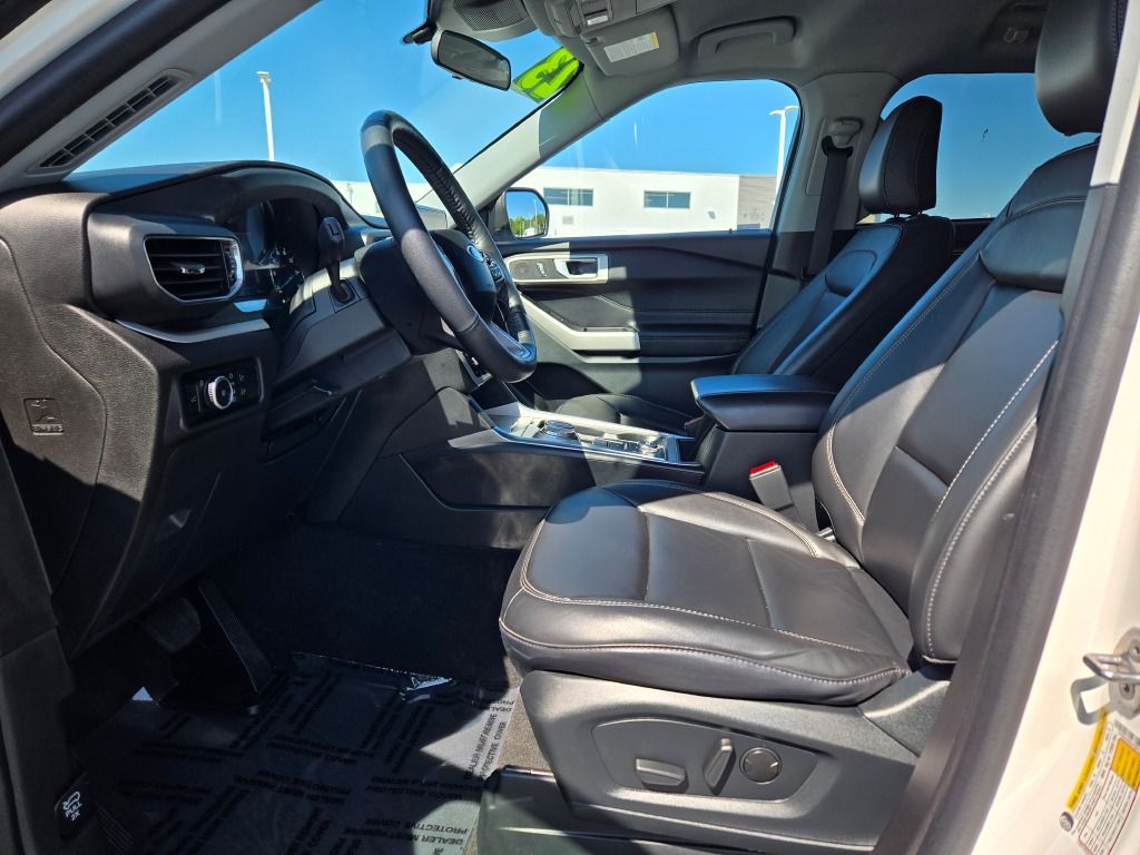 2023 Ford Explorer XLT photo 21