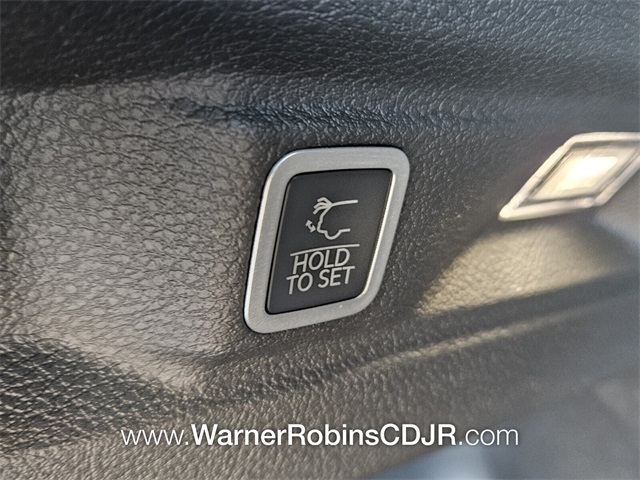 2025 Jeep Grand Cherokee Laredo photo 12