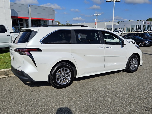 2024 Toyota Sienna XLE photo 14