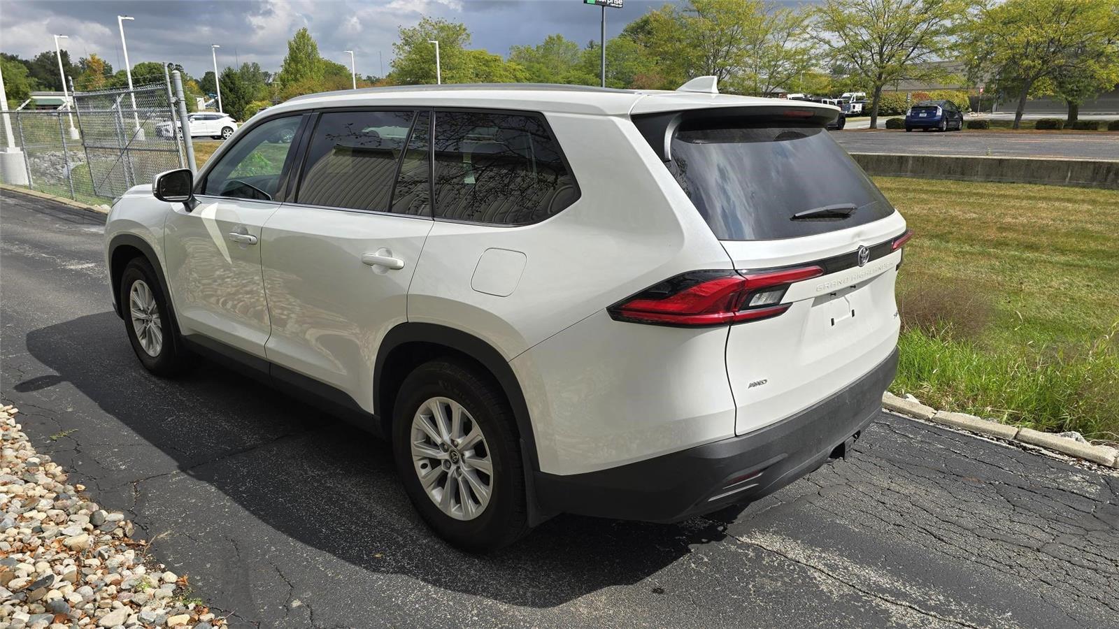 2024 Toyota Grand Highlander XLE photo 2