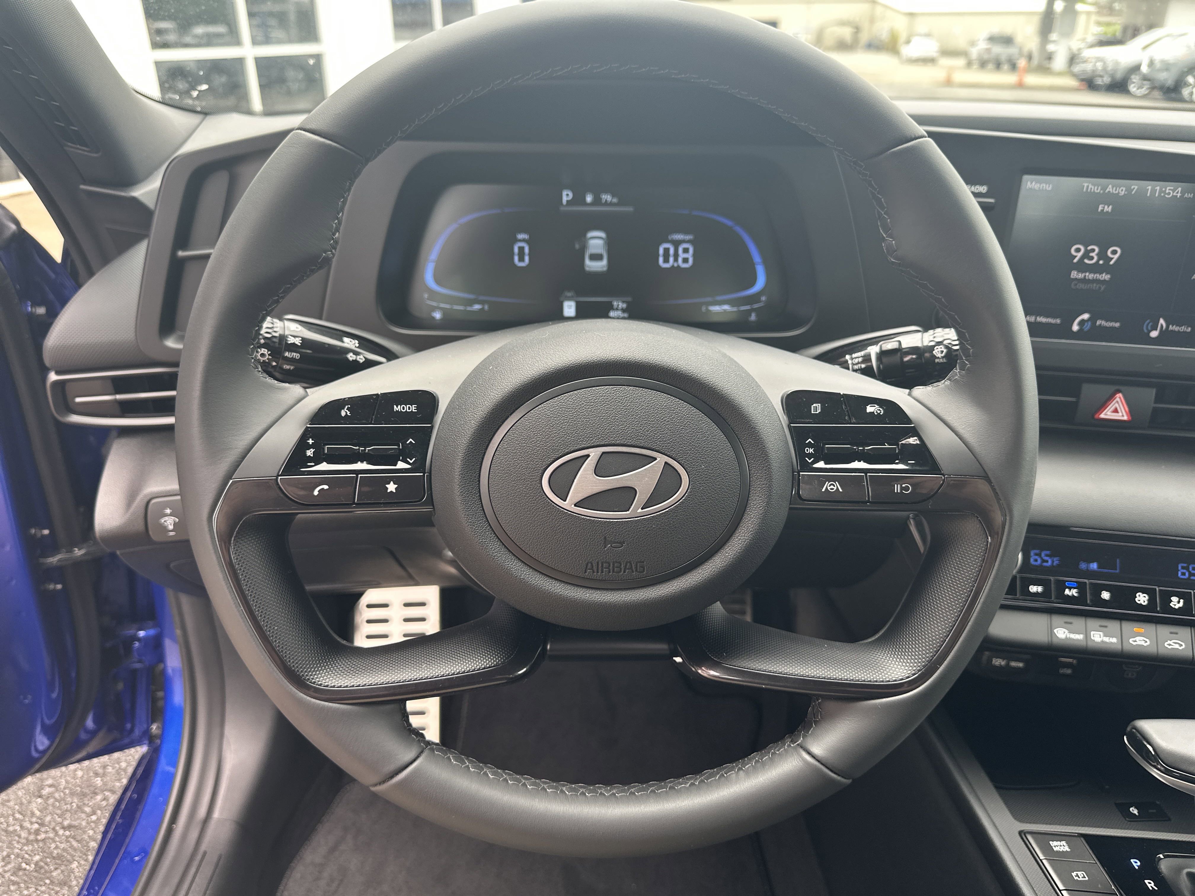 2025 Hyundai Elantra SEL Sport photo 3