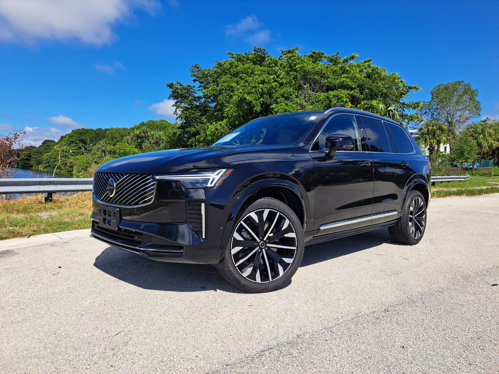 2025 Volvo XC90 Plus's photo