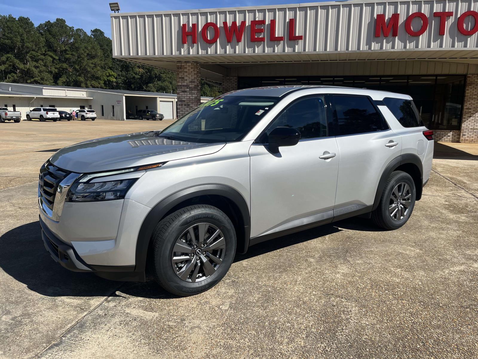 2025 Nissan Pathfinder S's photo