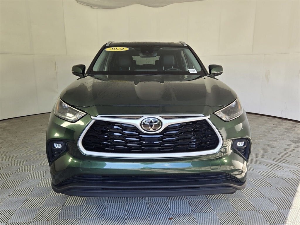 2024 Toyota Highlander LE photo 3