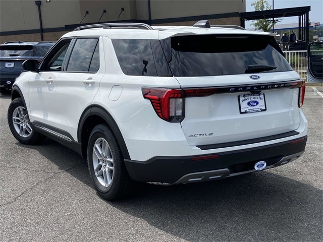2025 Ford Explorer photo 2