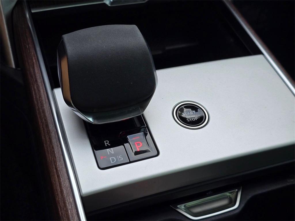 2025 Land Rover Range Rover SE photo 13