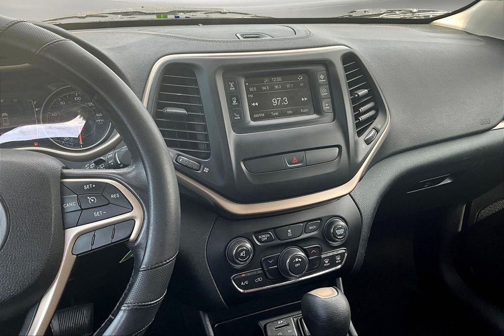 2016 Jeep Cherokee Latitude photo 9