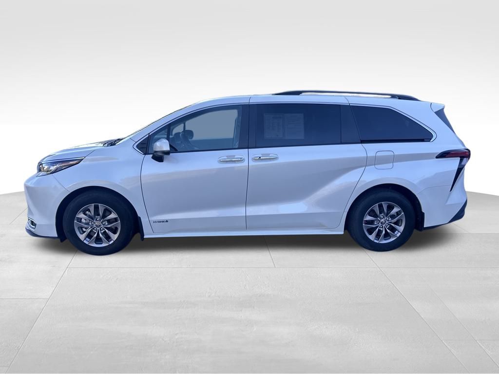 2021 Toyota Sienna XLE photo 2