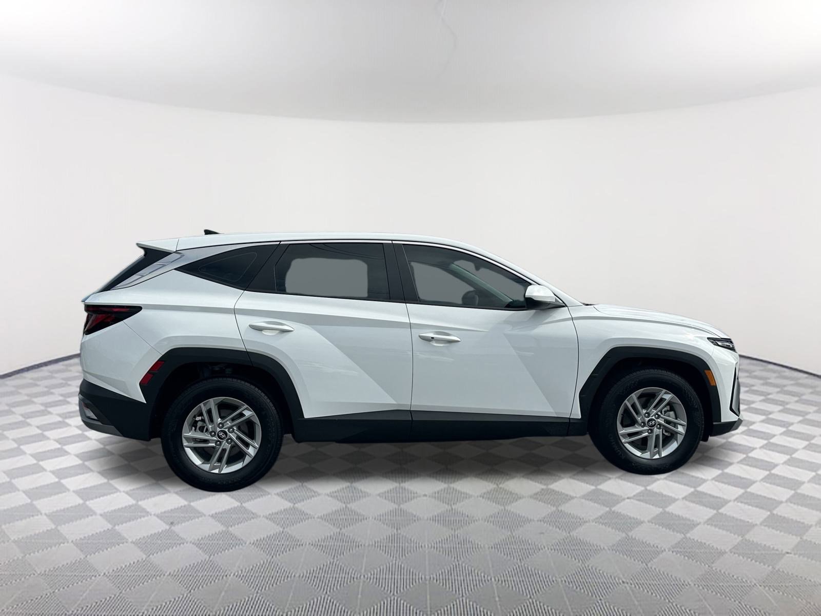 2025 Hyundai Tucson SE photo 4