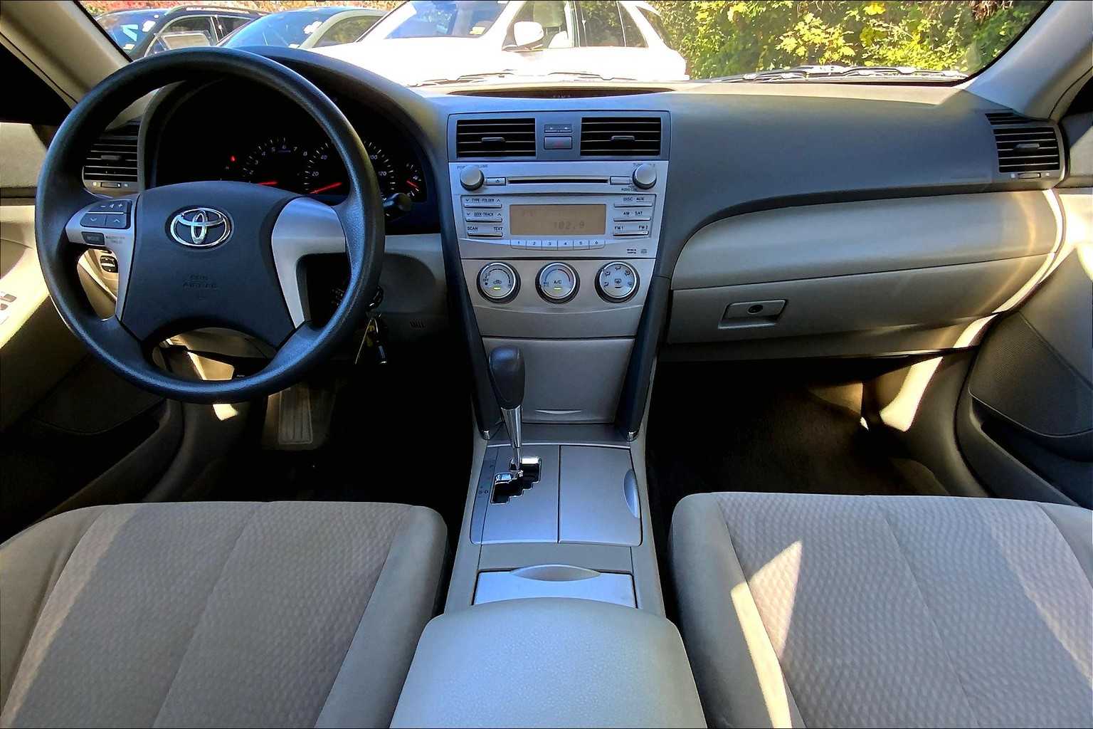 2010 Toyota Camry LE photo 14