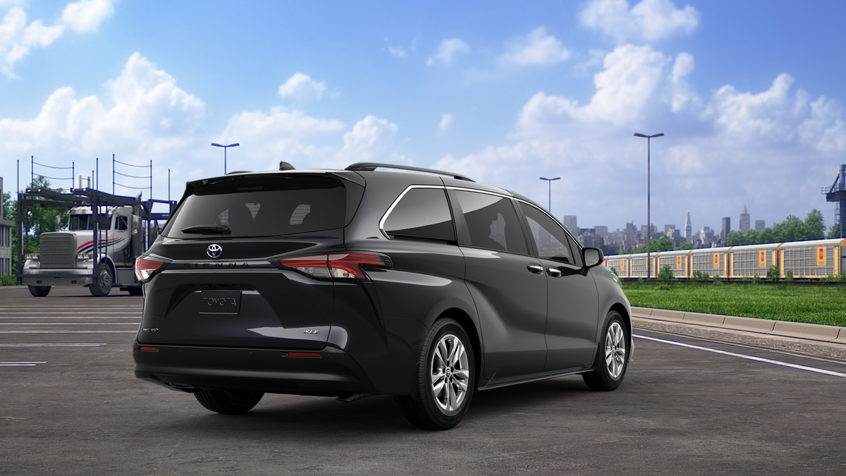 2025 Toyota Sienna XLE photo 9