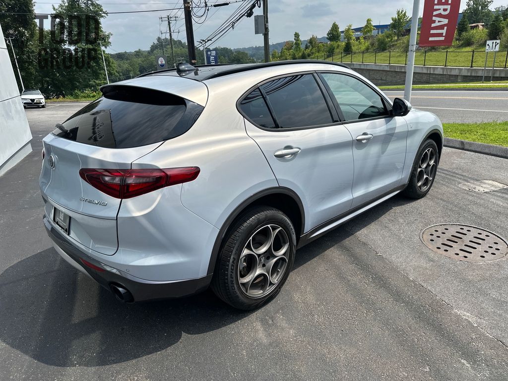 2022 Alfa Romeo Stelvio Ti photo 5
