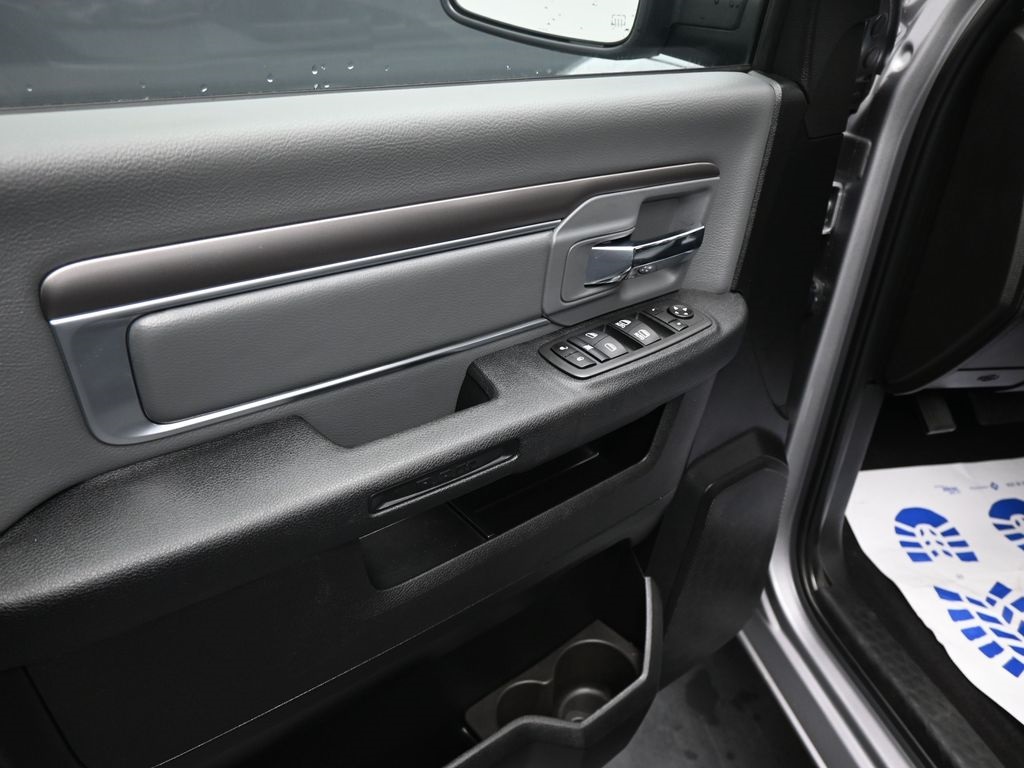 2024 Ram 1500 Classic SLT photo 7