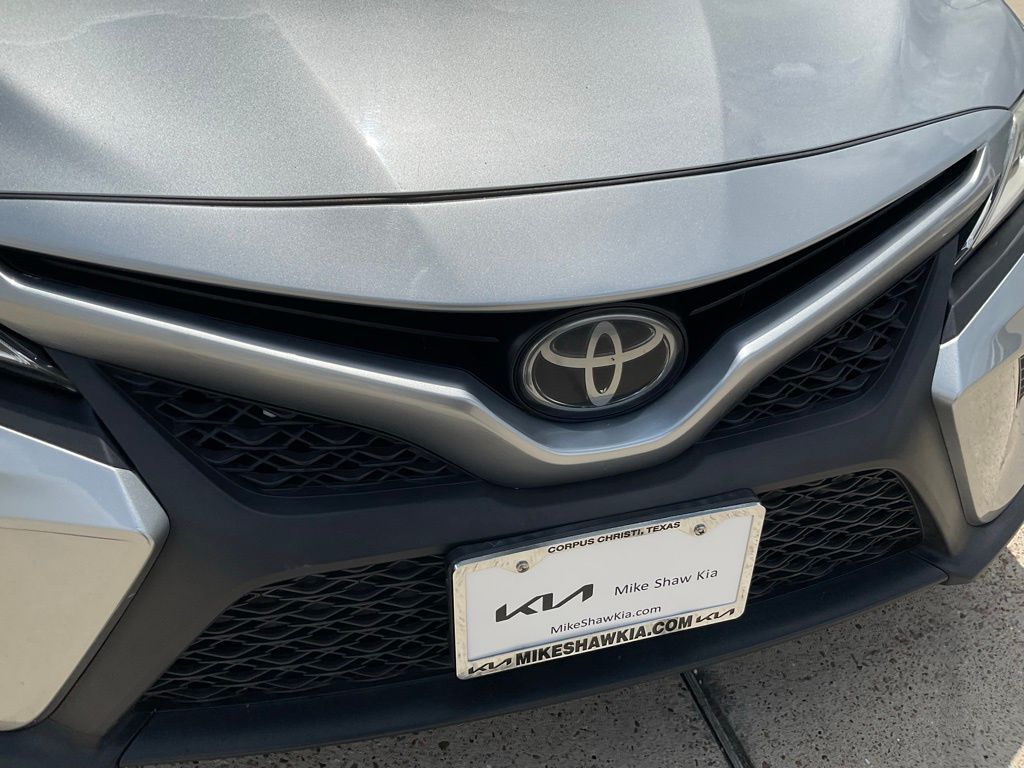 2020 Toyota Camry SE photo 9