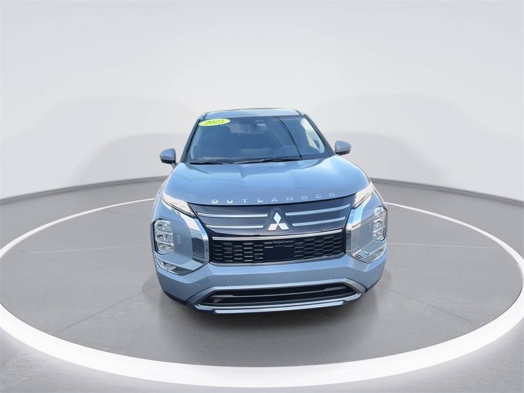 2025 Mitsubishi Outlander SE photo 3