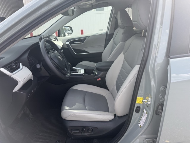 2021 Toyota RAV4 XLE Premium photo 7