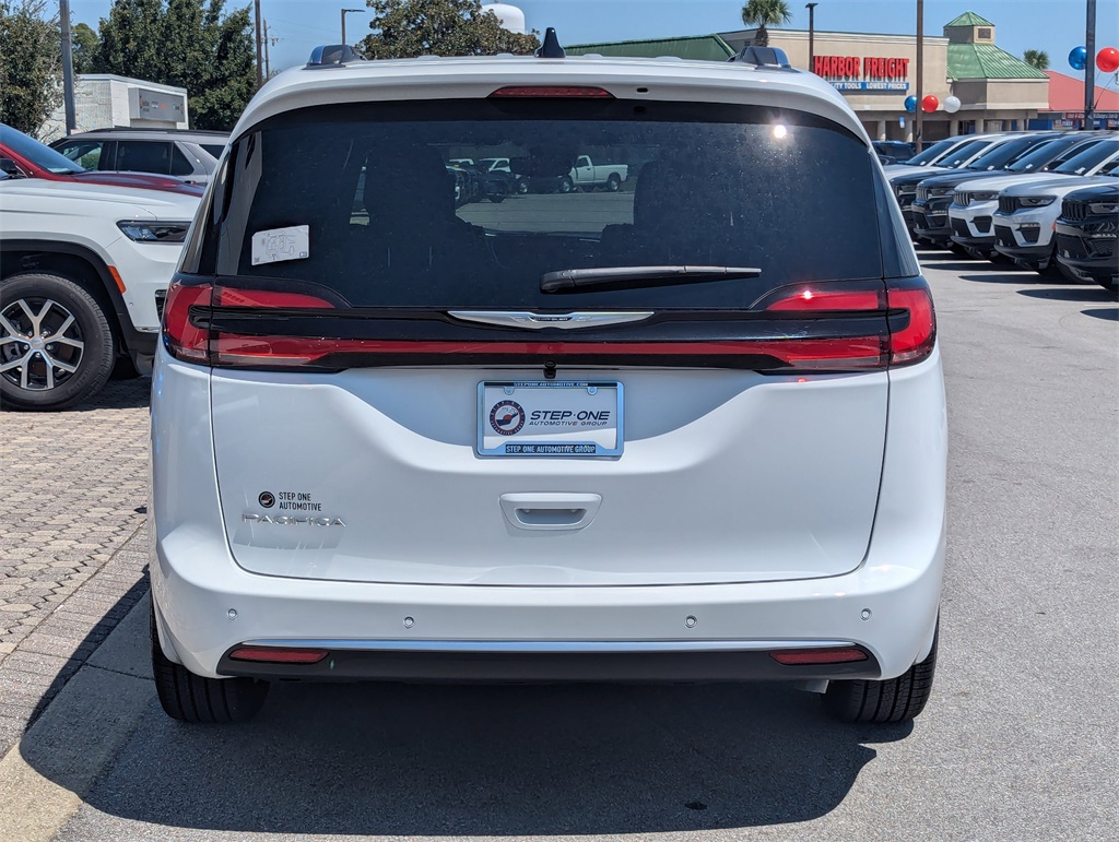 2026 Chrysler Pacifica Pinnacle photo 5