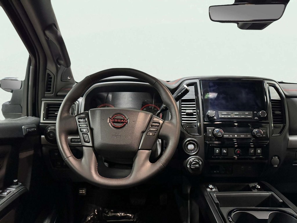 2024 Nissan Titan Crew Cab photo 11