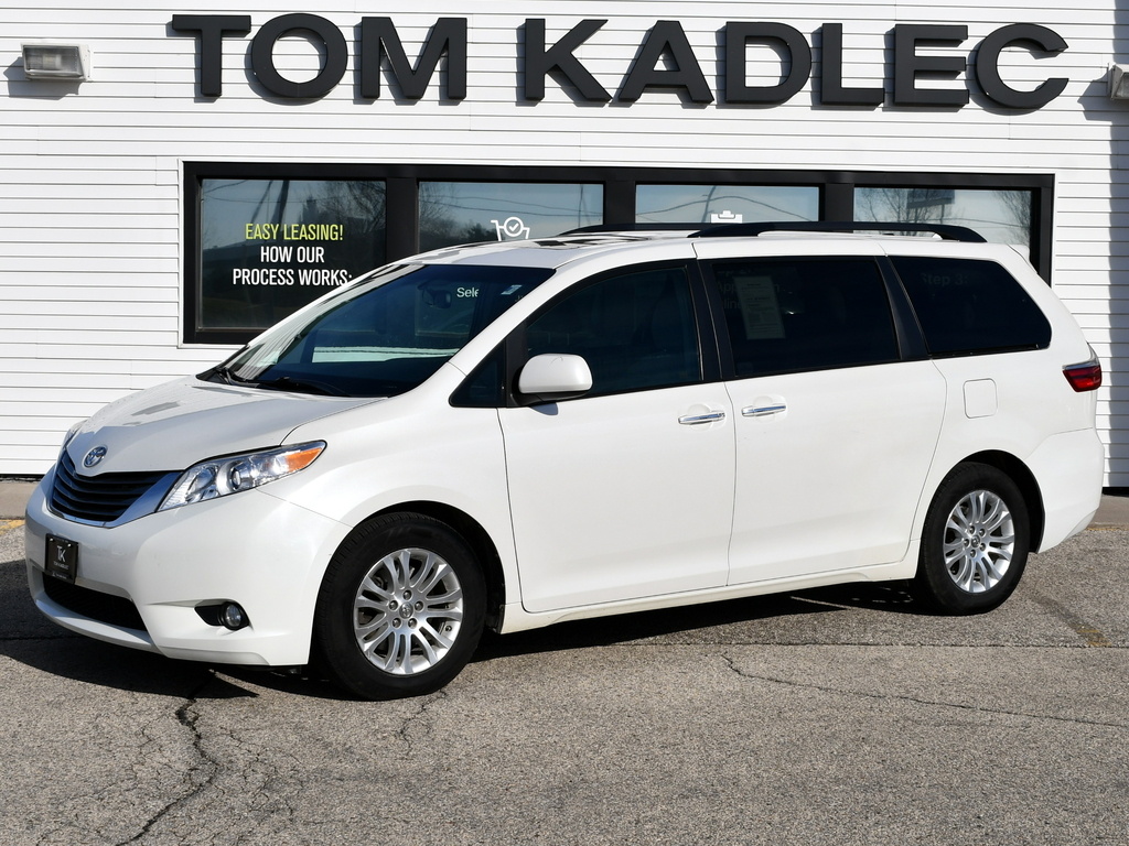 2017 Toyota Sienna Limited XLE Premium photo 2