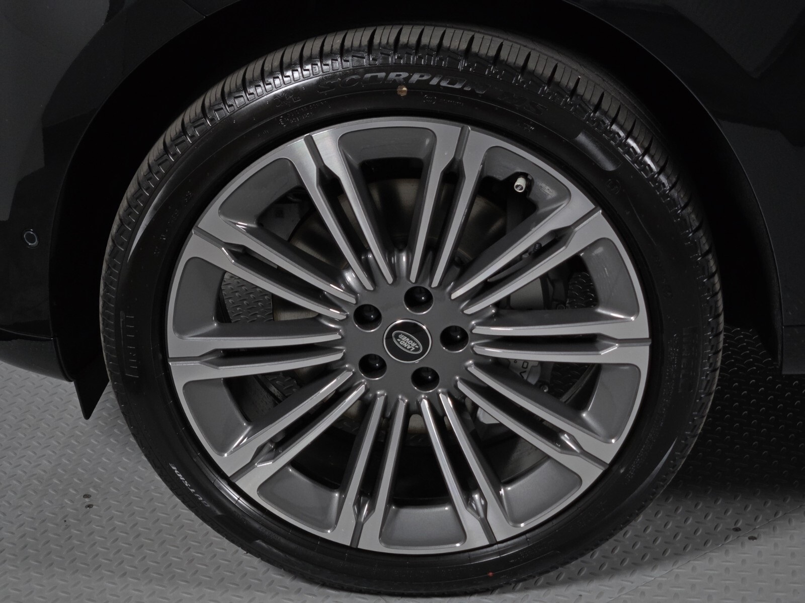 2025 Land Rover Range Rover SE photo 8
