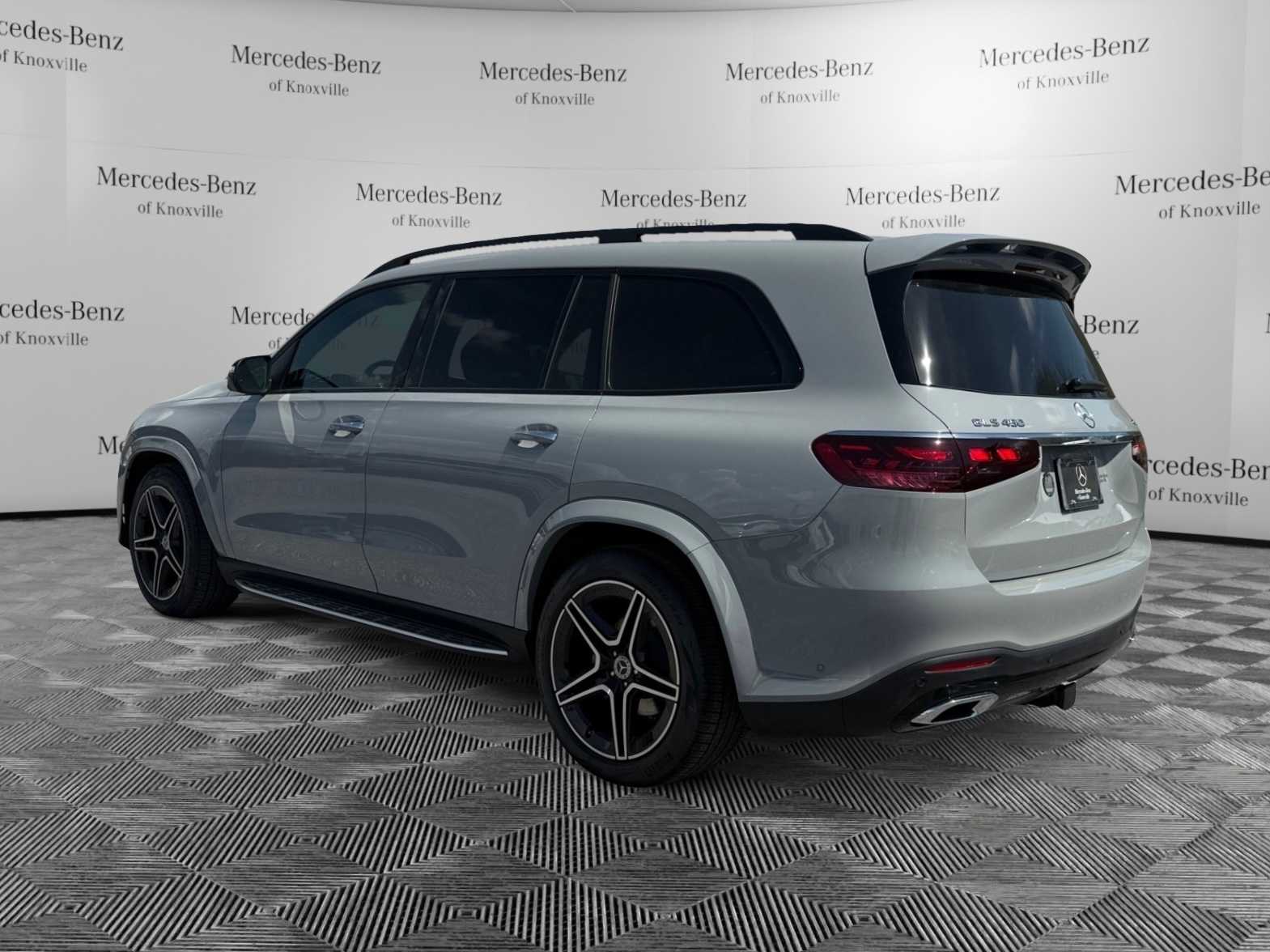 2025 Mercedes Benz GLS 450 4MATIC photo 3