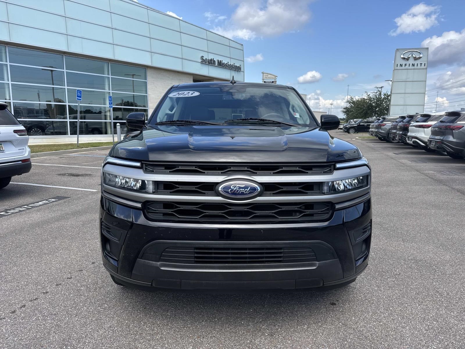 2023 Ford Expedition XLT photo 2