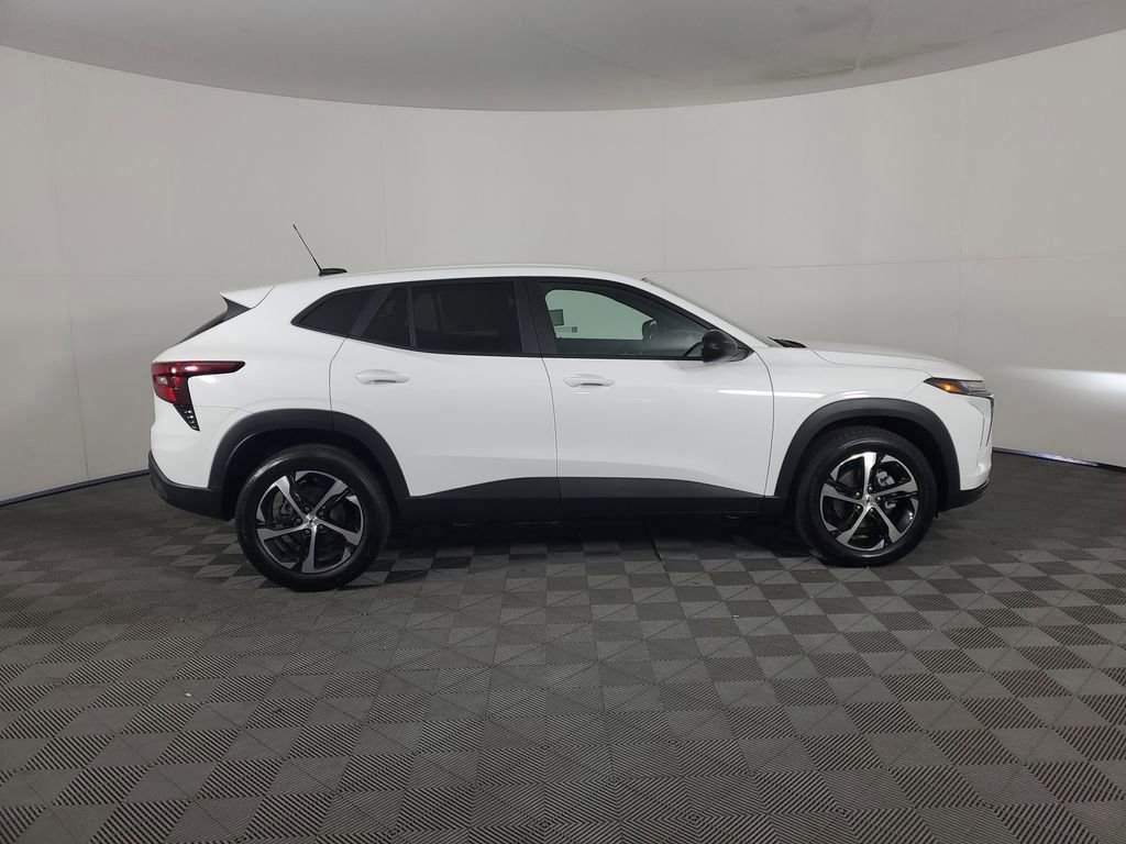 2026 Chevrolet Trax photo 2