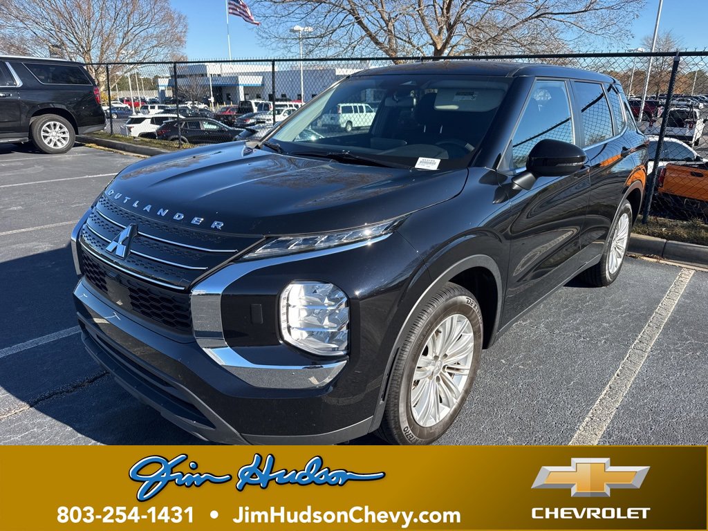2024 Mitsubishi Outlander ES's photo