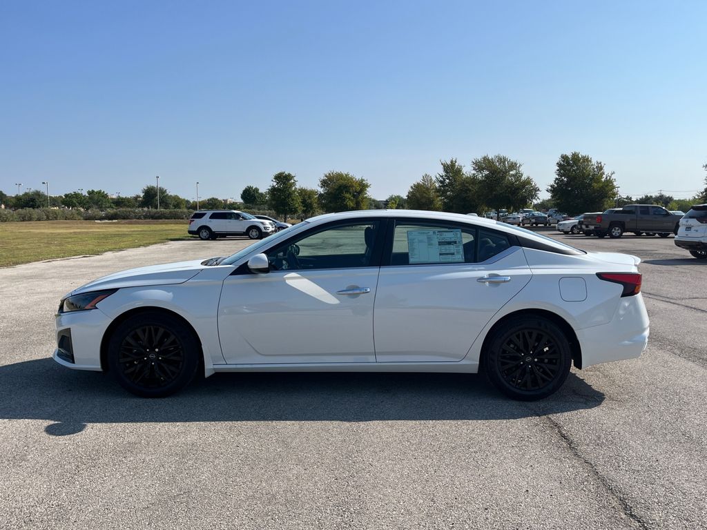2025 Nissan Altima SV photo 11