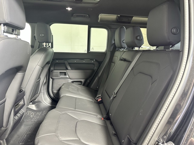 2025 Land Rover Defender 110 S photo 12